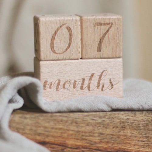 مكعبات خشبية لتصوير المواليد