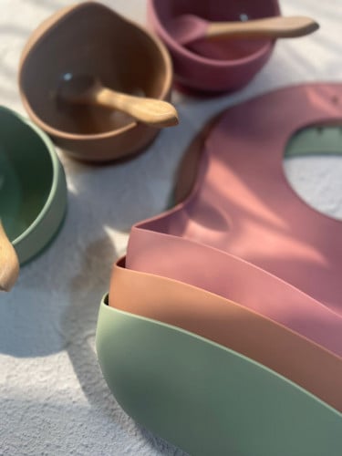 طقم مريلة مكون من مريلة + طبق طعام + ملعقة