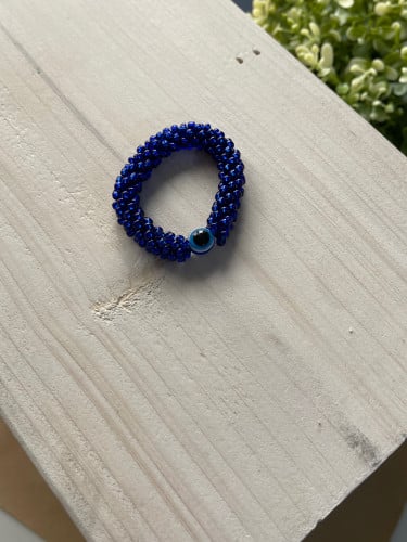 أساور باللون الأزرق الغامق