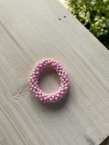 أساور باللون الوردي