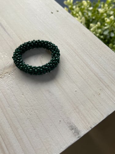 اساور باللون الأخضر الغامق