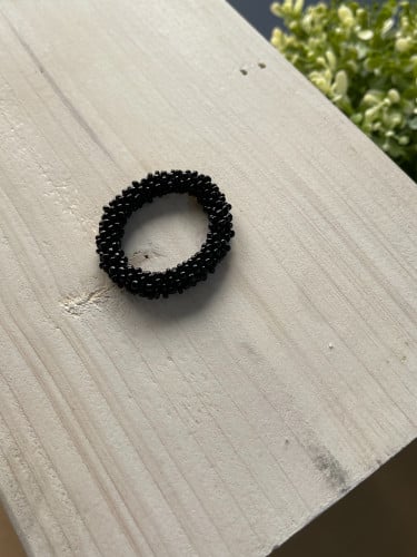 أساور باللون الأسود