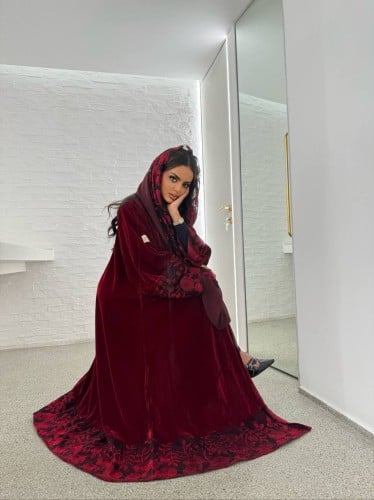 عبايه مخمل تطريز يدوي (اللون بين الاحمر والعودي)