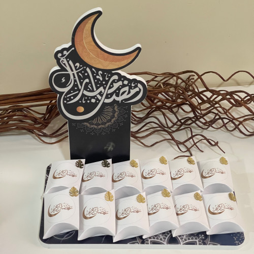 توزيعات رمضان مع حامل خشبي