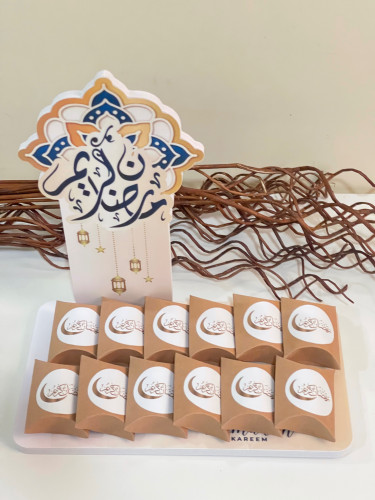 توزيعات رمضان مع حامل خشبي راقي