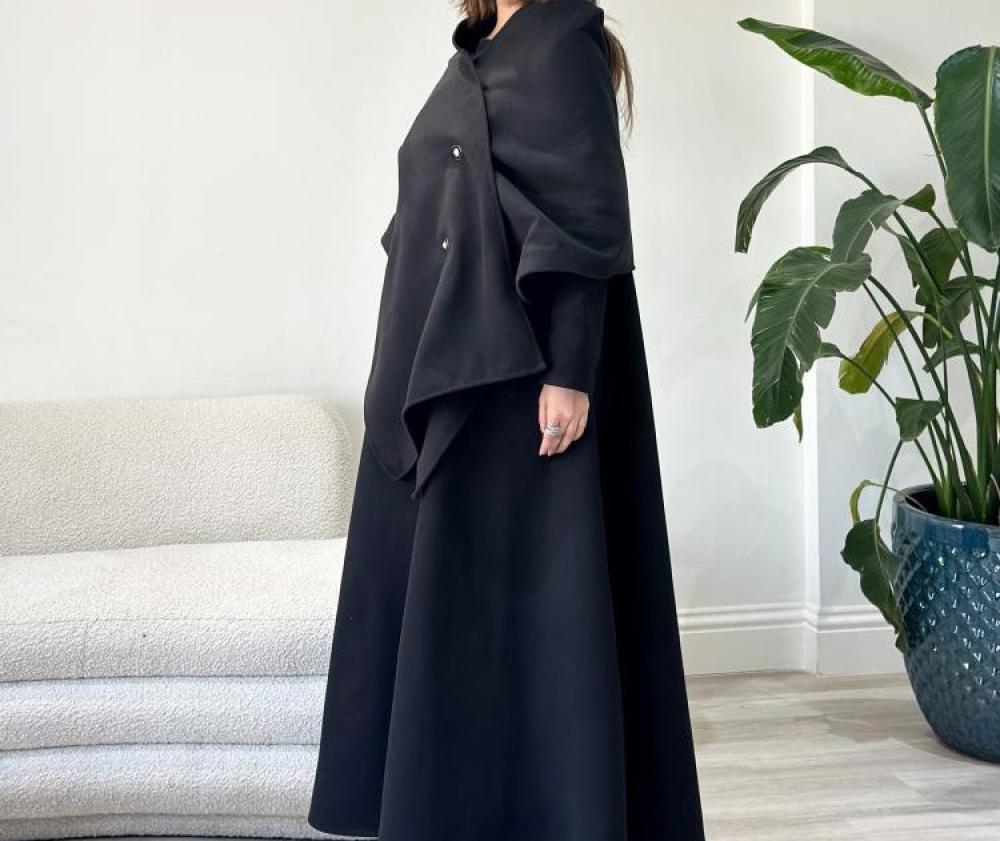 عباية جوخ وشال بأزرار من متجر عامرية