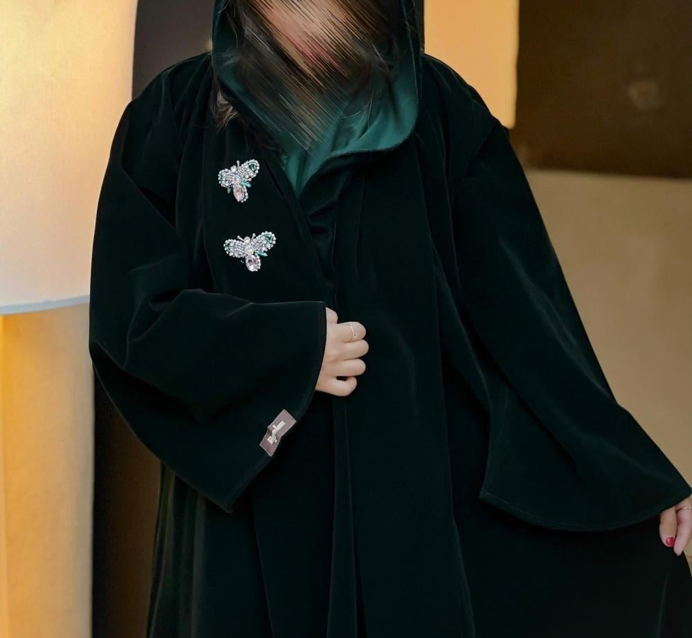 عباية مخمل واقف كلوش من متجر عامرية