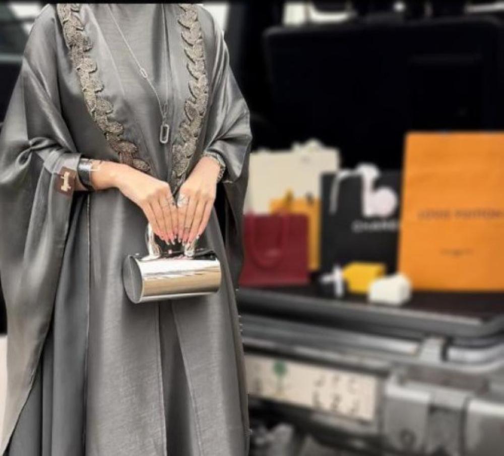 عباية فاخرة رمادي من عامرية