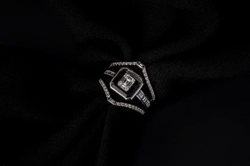 خاتم  ذهب عيار 18مرصع بالالماس  الأبيض و حجر الكوارتز الأبيض