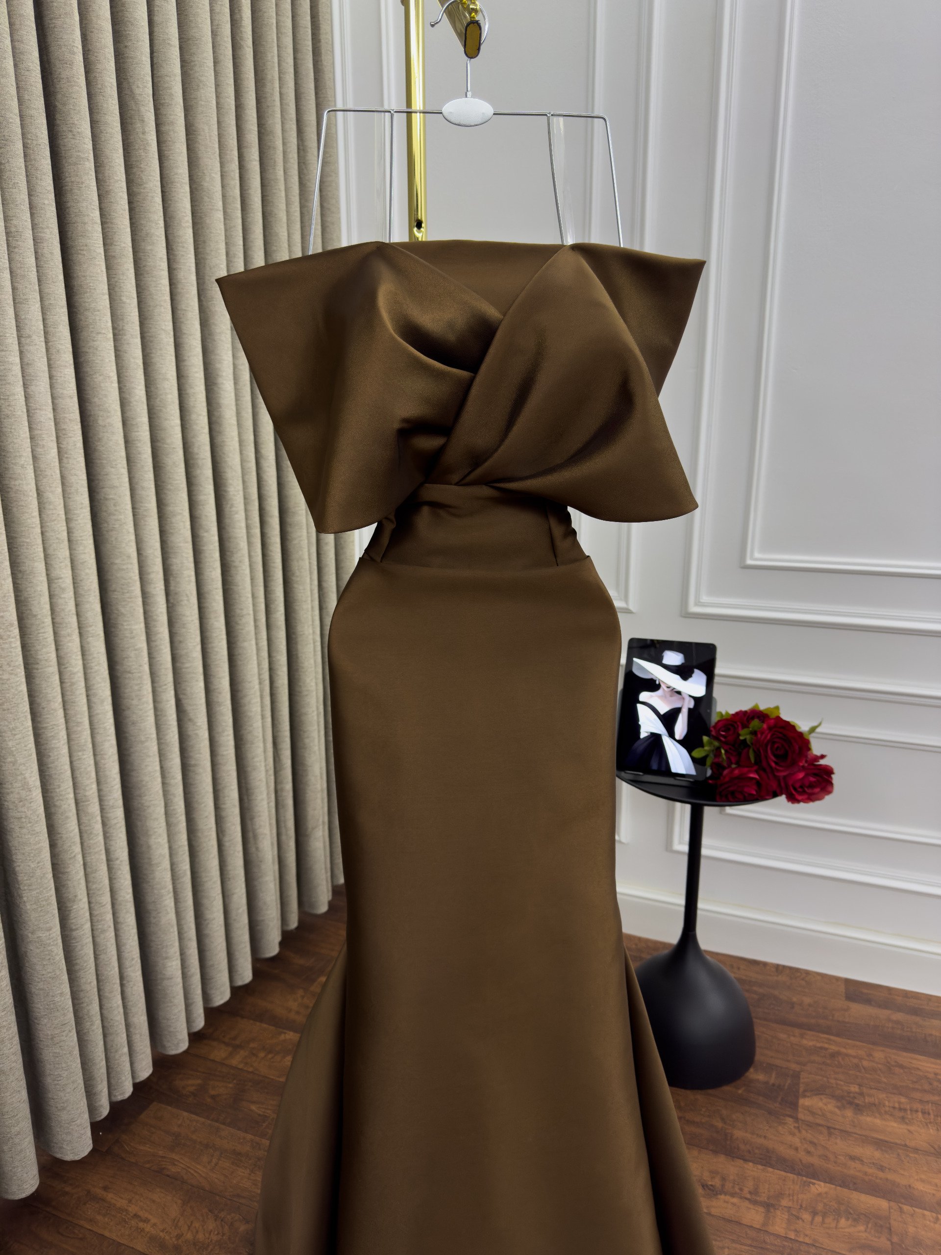 فستان سهرة زيتي بتصميم عصري فاخر مناسب للمناسبات