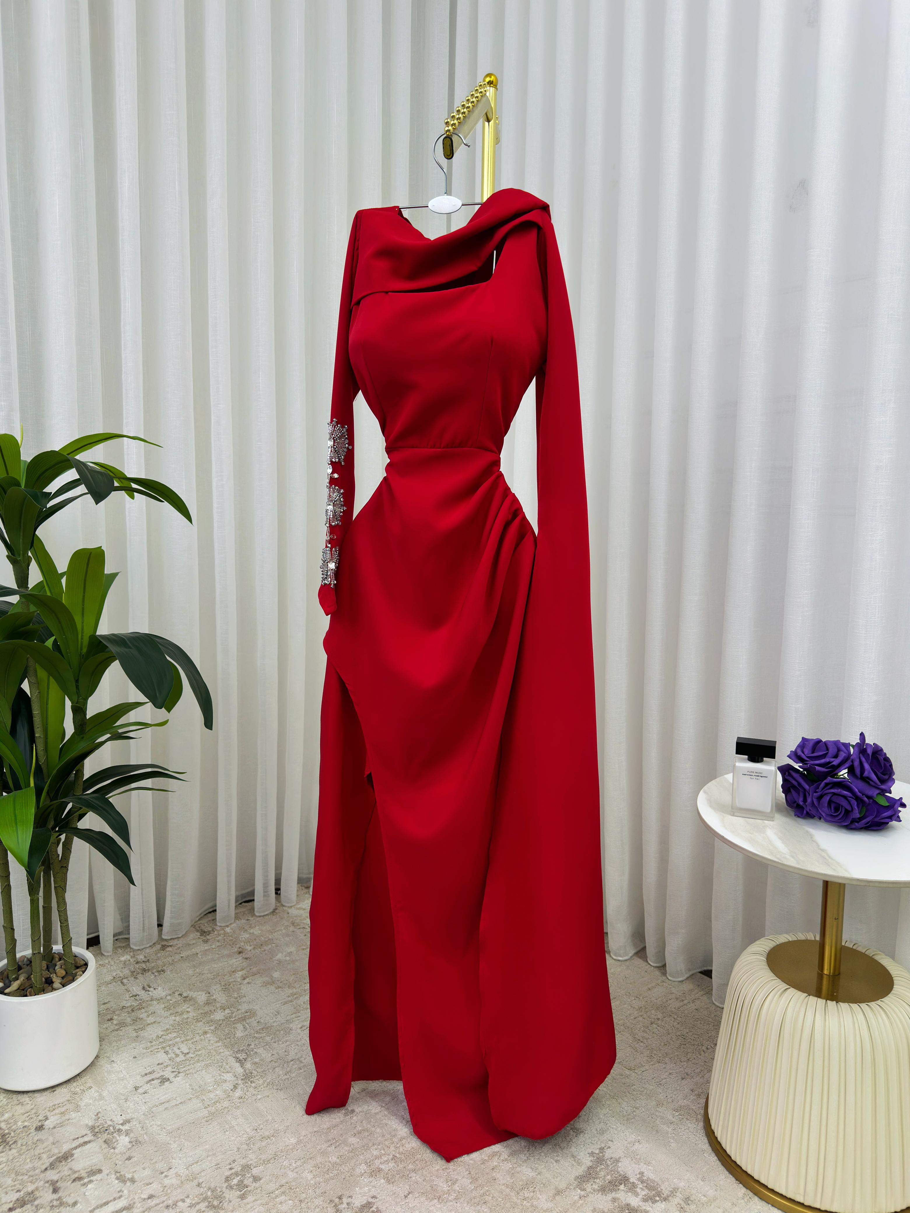 فستان سواريه احمر بلمسة فاخرة للسهرات والخطوبة