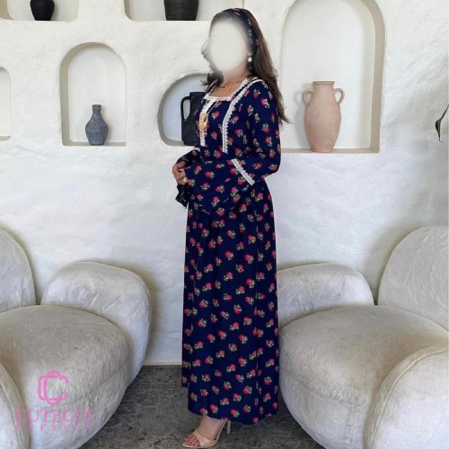 جلابيه فراوله نيلي وأصفر زاهي بكلفة بيضاء
