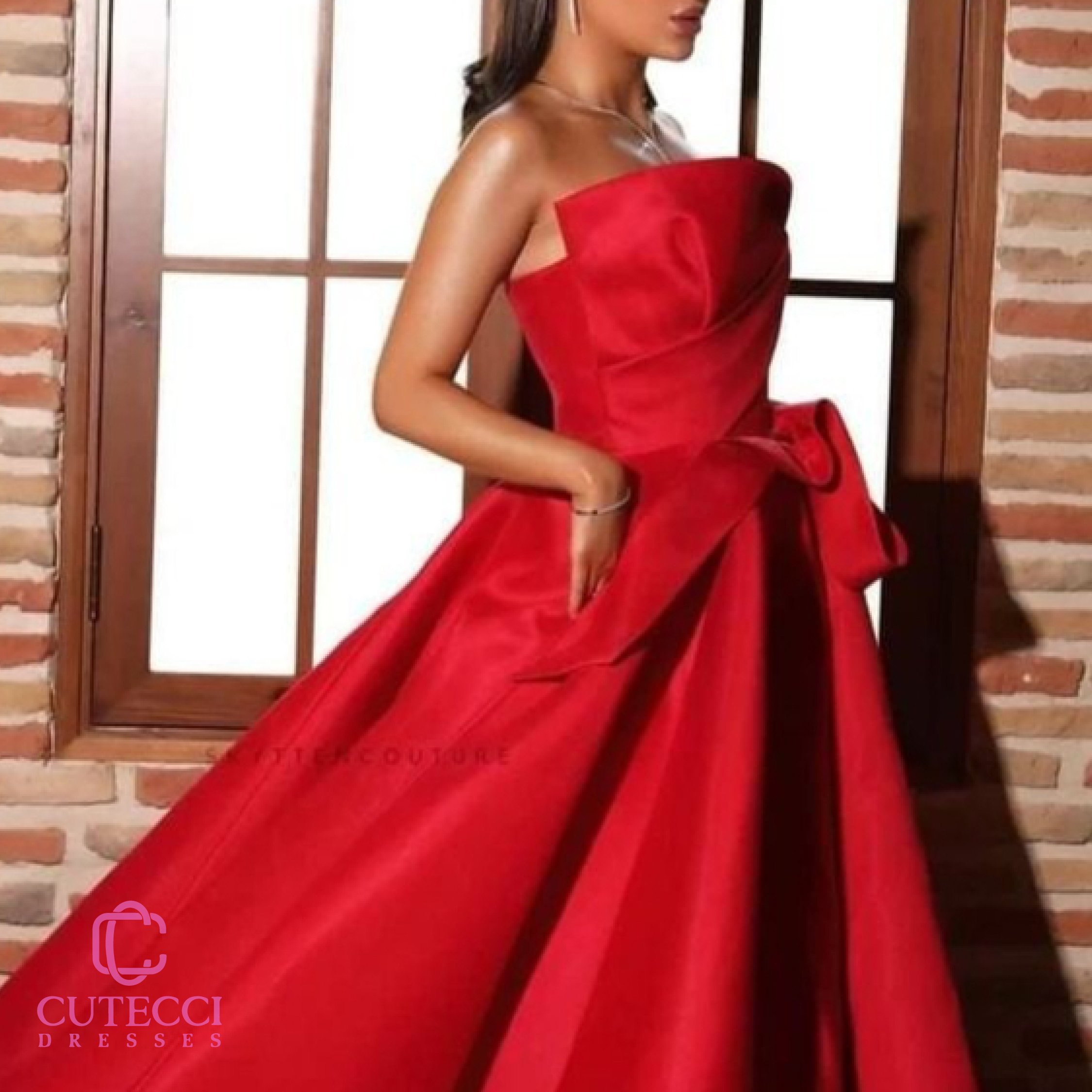 فستان أحمر ملكي من التفته الناعمة بقصة فخمة ولمسة ناعمة للسهرات