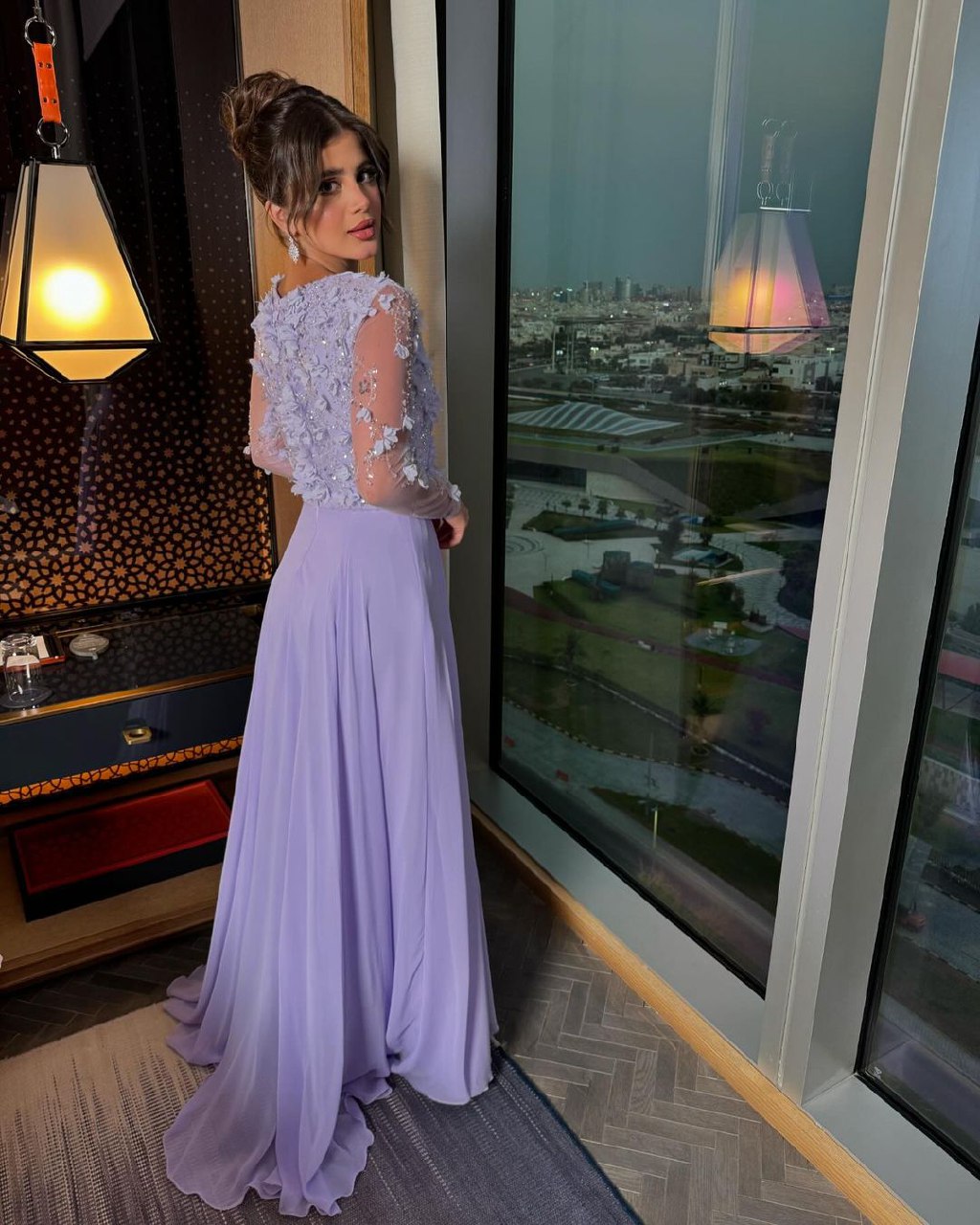 فستان موف ناعم بأكمام دانتيل مطرز وتفته من Cutecci