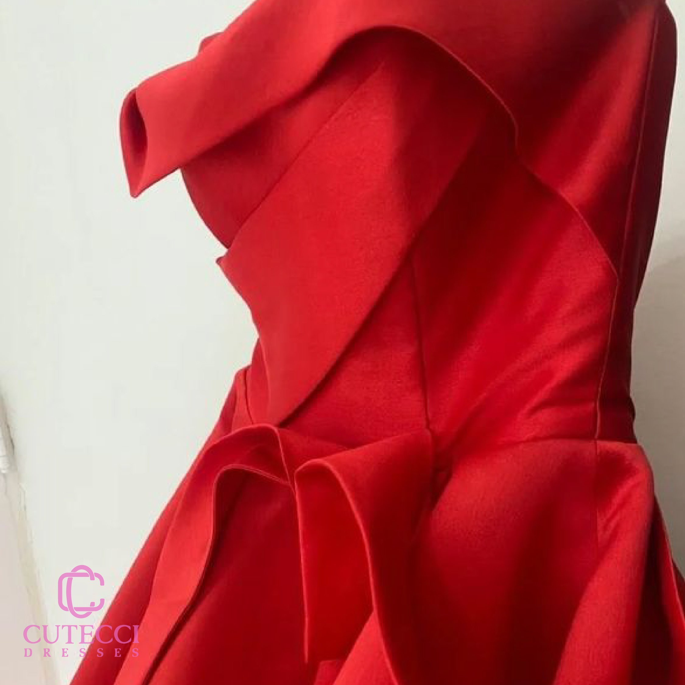 فستان أحمر ملكي من التفته الناعمة بقصة فخمة ولمسة ناعمة للسهرات