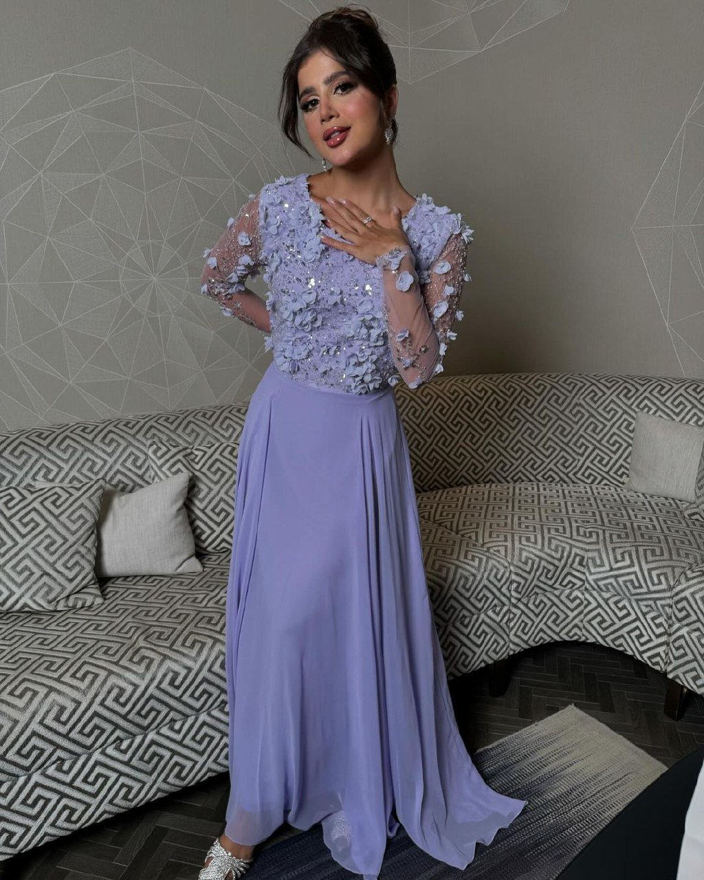 فستان موف ناعم بأكمام دانتيل مطرز وتفته من Cutecci