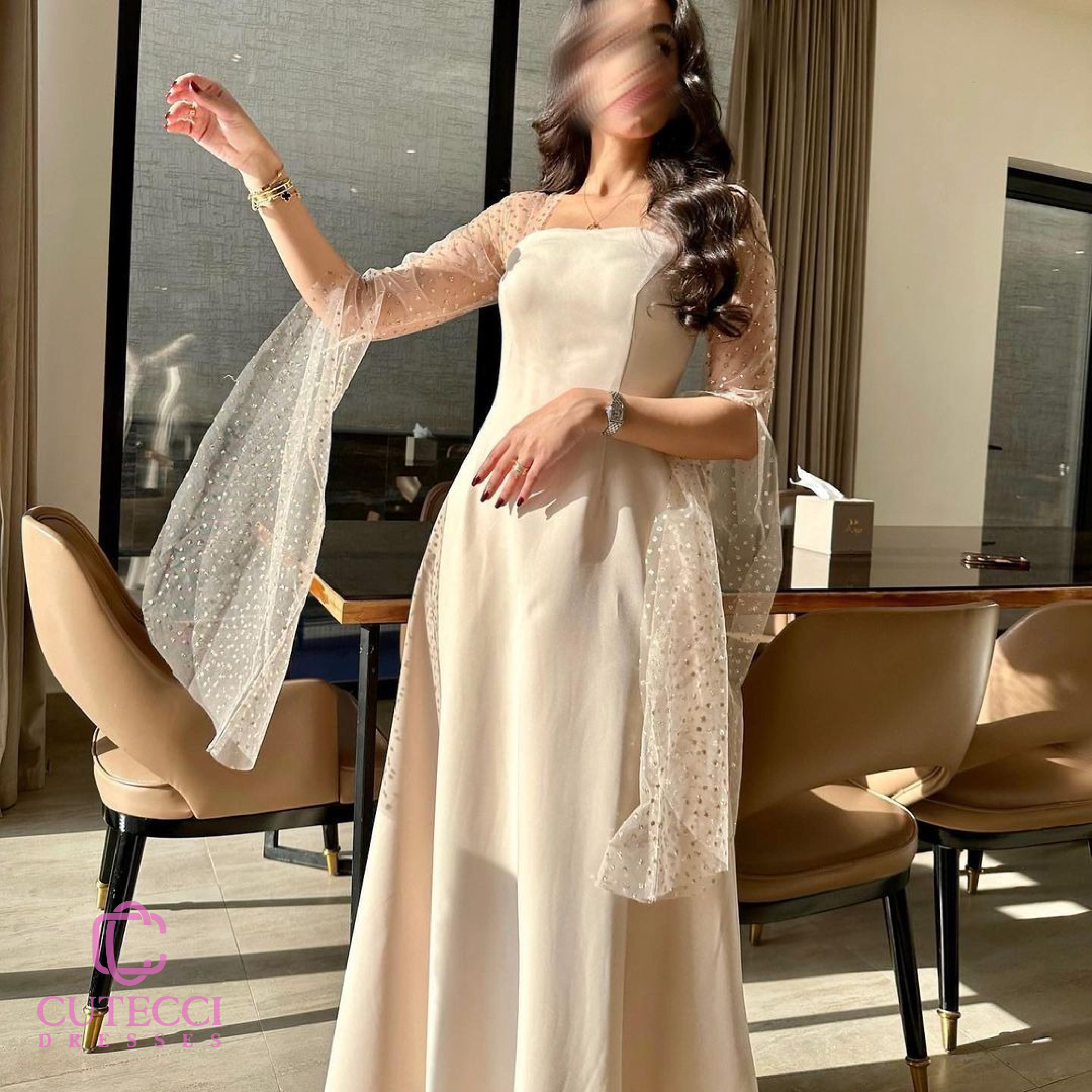 فستان سهرة كم منقط ذهبي بألوان ناعمة وتصميم أنثوي ناعم