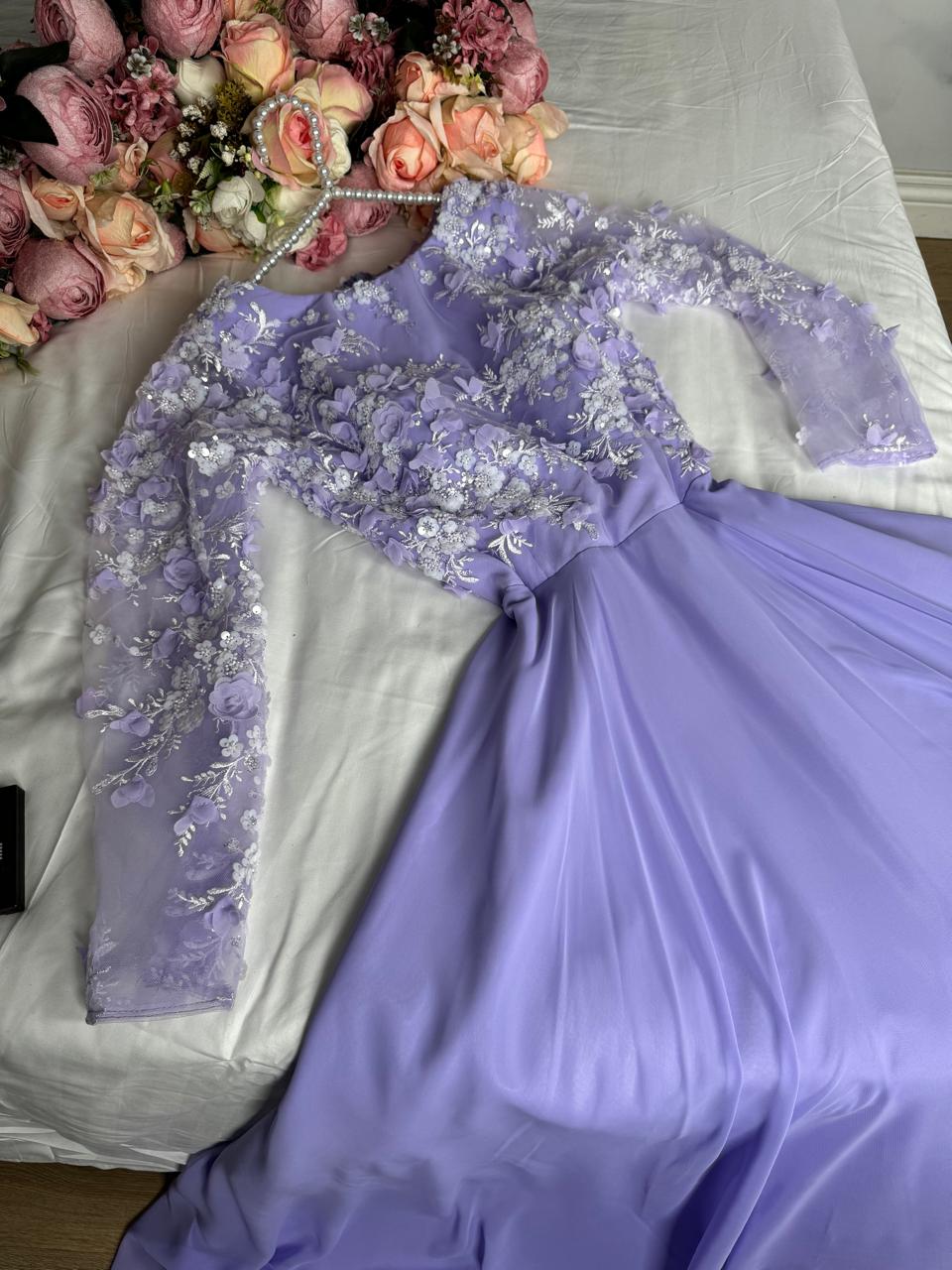 فستان موف ناعم بأكمام دانتيل مطرز وتفته من Cutecci