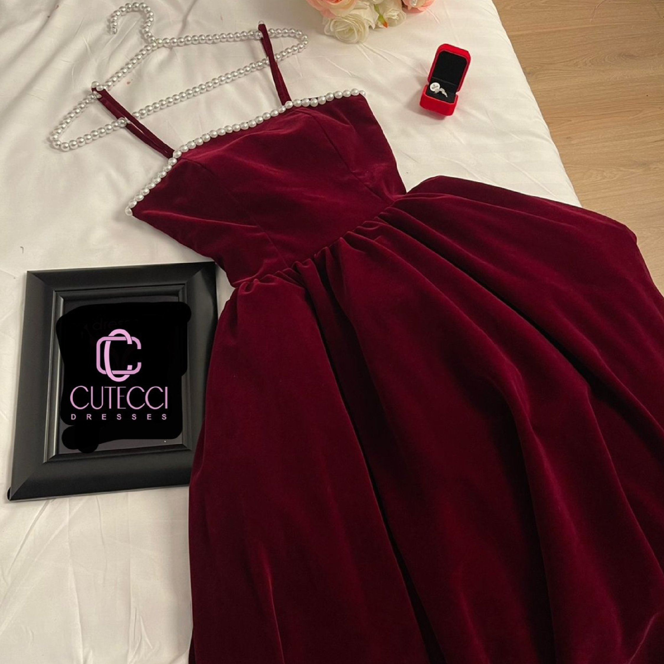 فستان عودي نافش ميدي شتوي من CUTECCI – لمسة شتاء راقية بإطلالة تسرّ العين