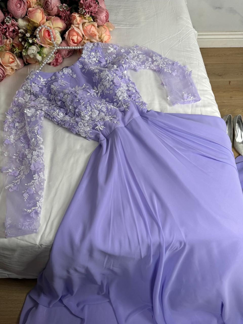 فستان موف ناعم بأكمام دانتيل مطرز وتفته من Cutecci