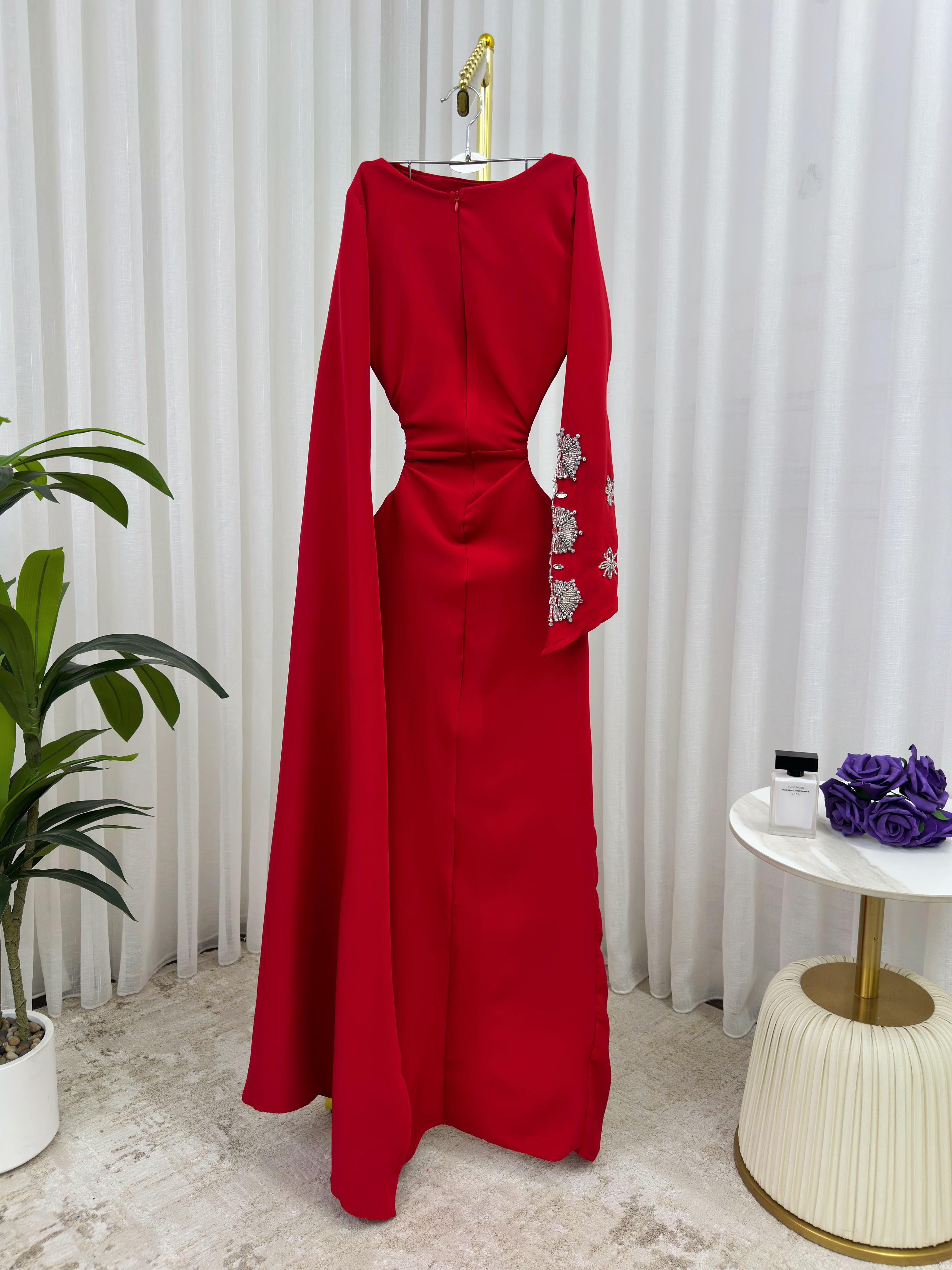 فستان سواريه احمر بلمسة فاخرة للسهرات والخطوبة