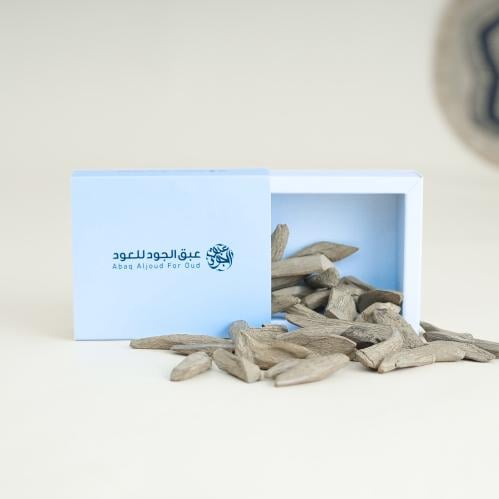 عود عبق الجود وسط فاخر