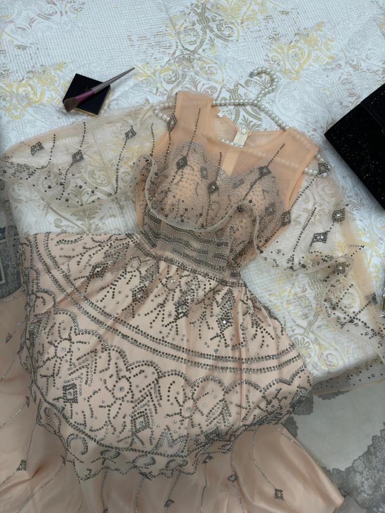 فستان سهره راقي بتطريز فصوص كبس