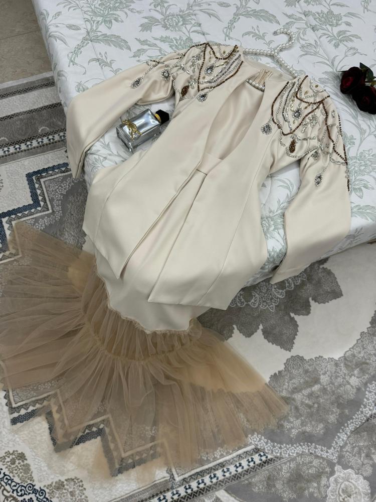 فستان سهرة قطعتين بجاكيت مطرز شك