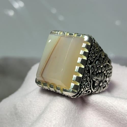 خاتم فضه بحجر العقيق اليماني الابيض المائي بخط زعفراني  هرمي صياغة 990