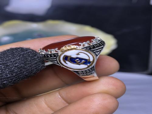 خاتم فضه بحجر عقيق يماني احمر منقوش بشعار ريال مدريد (الملكي)