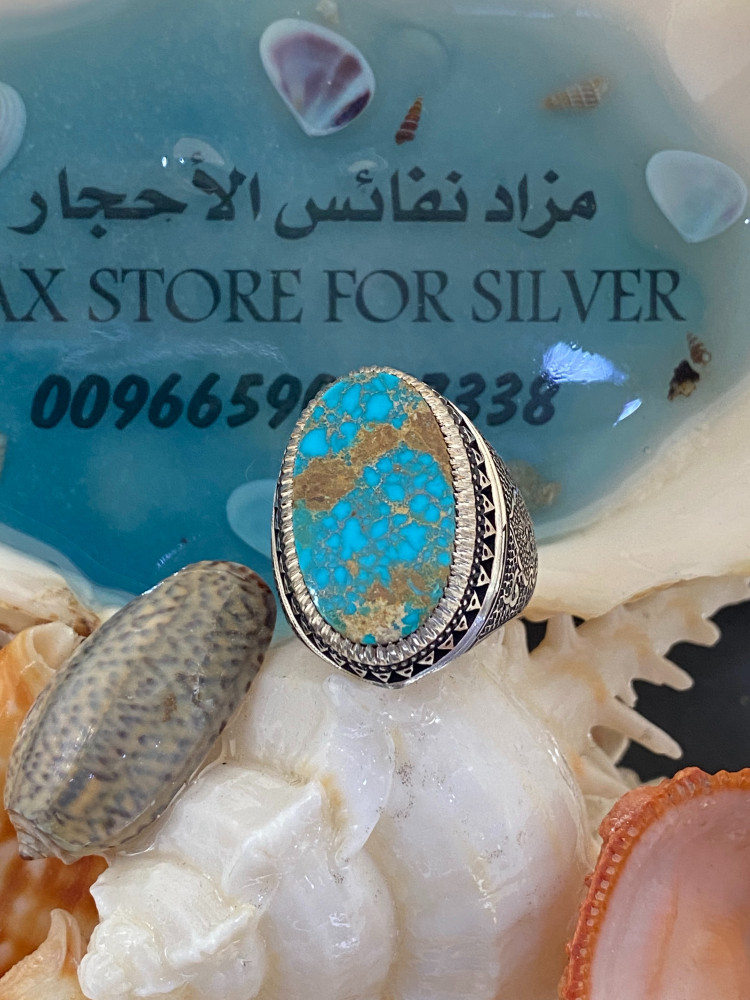 خاتم الفضة بحجر فيروز نيشابوري ايراني بصياغة عباسي ار عيار الفضة 925 الابعاد 2.6سم في 1.5سم المقاس مرفق مع الصور