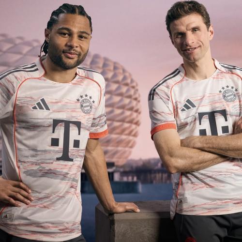 تيشيرت او طقم بايرن ميونخ - نسخة اللاعبين