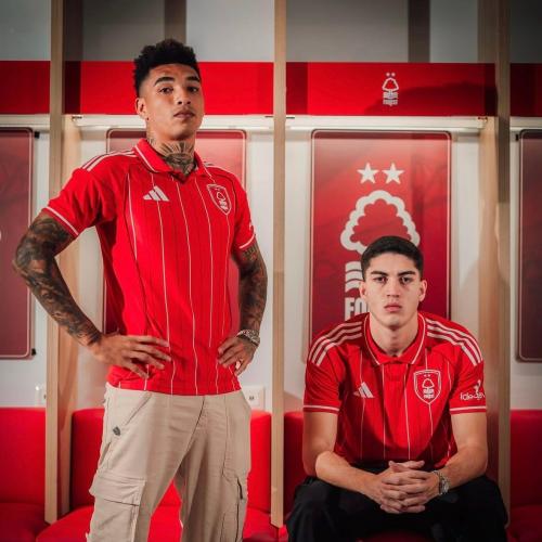 مقاس L جاهز للتسليم الفوري - تيشيرت نوتنغهام فورست - نسخة جمهور