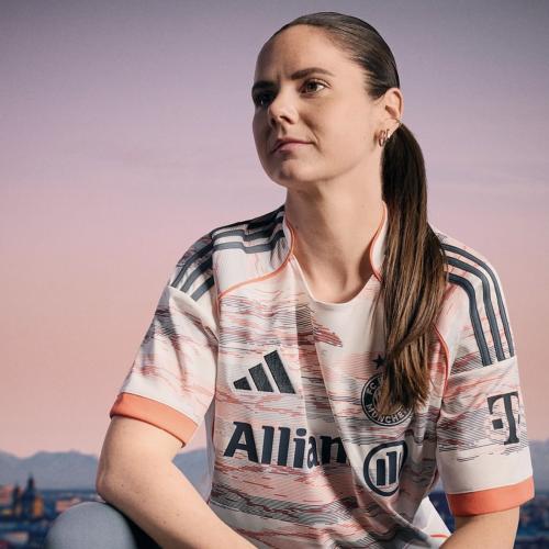 تيشيرت او طقم بايرن ميونخ - نسائي