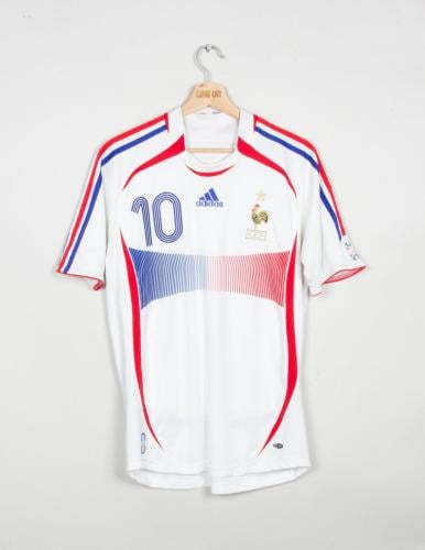 2006 season away from France