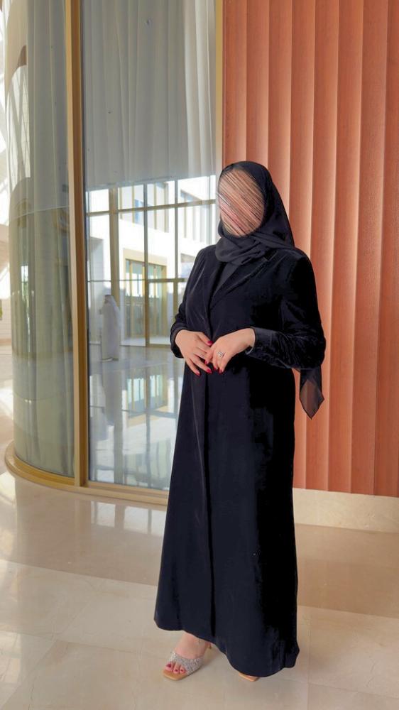 بليزر أسود من قماش الشموه الفخم