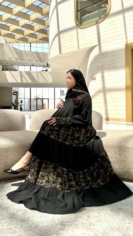 عباية كريب لف طبقات برسومات تصميم أنيق وعصر