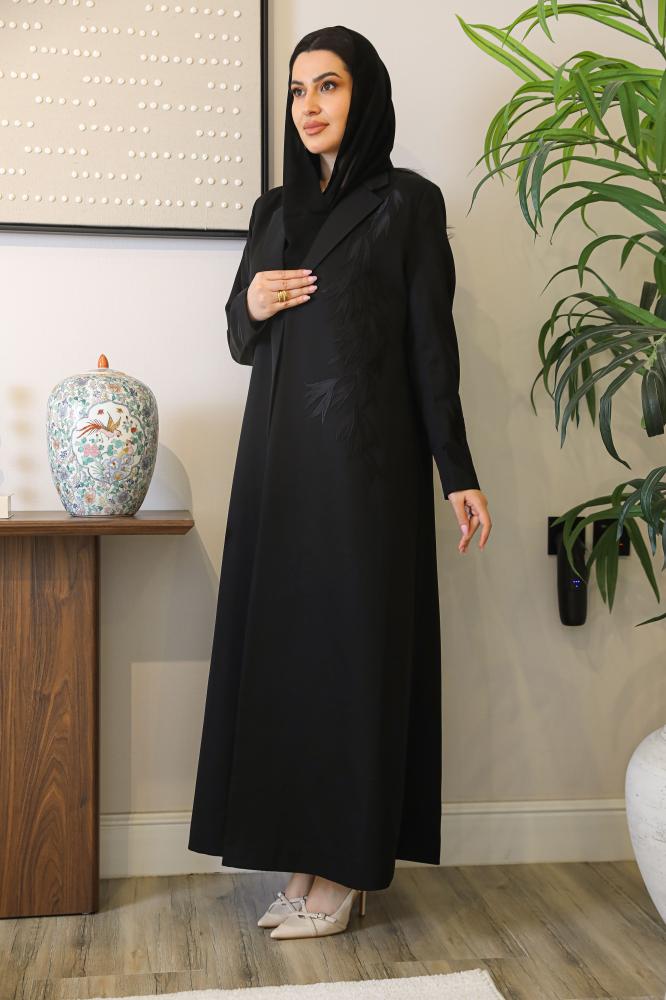 عباية بليزر أسود من قماش باربي بتفاصيل أنيقة على الكتف
