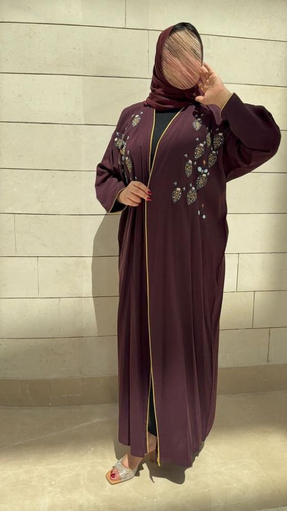 عباية برغندي راقٍ، مصممة من قماش كريب  مزينة بتطريز ناعم على الصدر مثالية للإطلالات الراقية