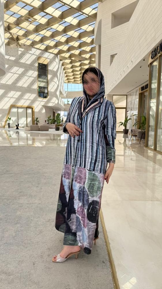 بليزر نسائي أنيق بقماش كريب برسومات