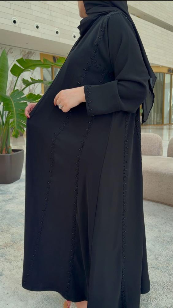عباية فاخرة بتطريز يدوي بخطوط طولية قماش كريب