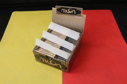 كرتون ورق مون ذهبي كبير