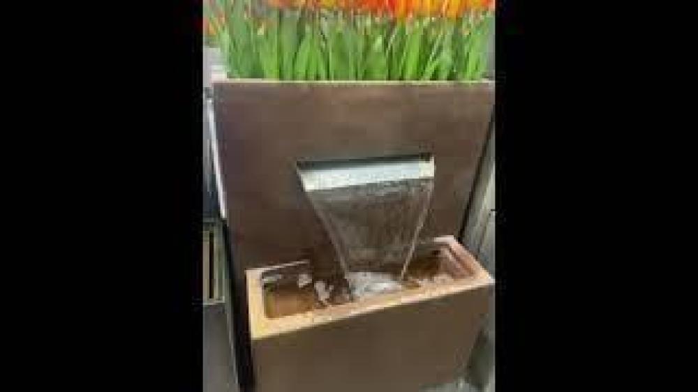 شلال رمادي مع حوض