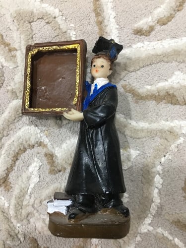 دمية حجرية تخرج