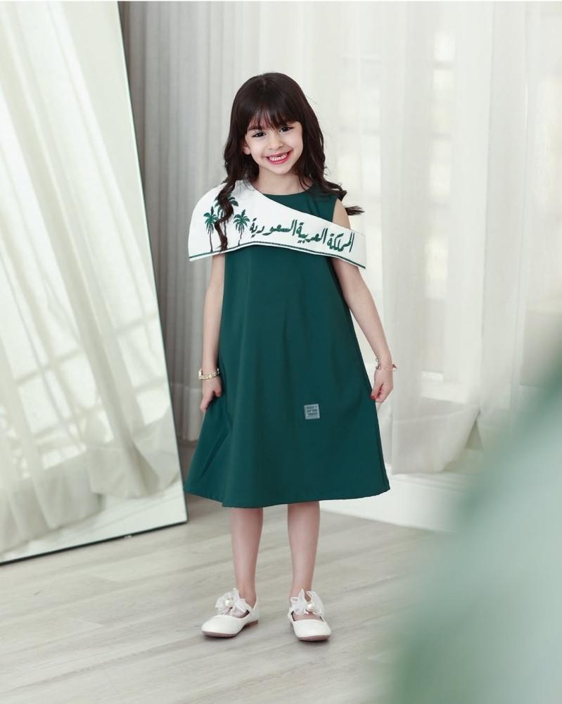 فستان أخضر شعار المملكة