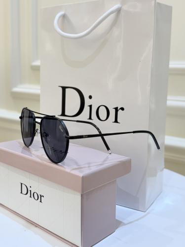 نظارة Dior مع الملحقات