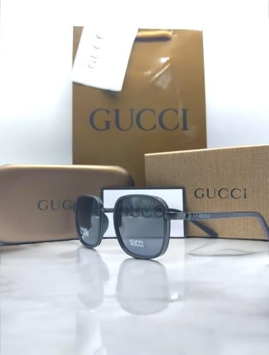 نظارة Gucci مع الملحقات