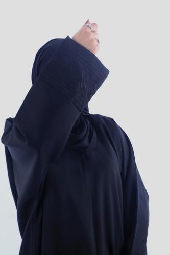 عباية عمليه راقيه بياقه بلون مميز وفريد وعلى الكم