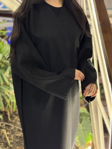عباية ساده بتدخيلة على الكم