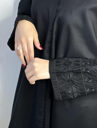 عباية ساده بتدخيلة على الكم بلون اسود